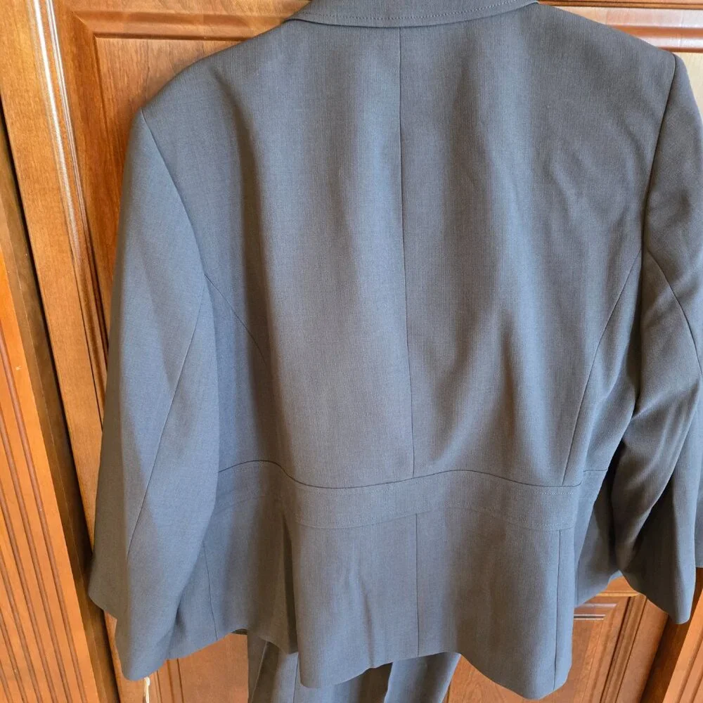 Le Suit Women's Pant Suit- New with tags - Picture 3 of 5